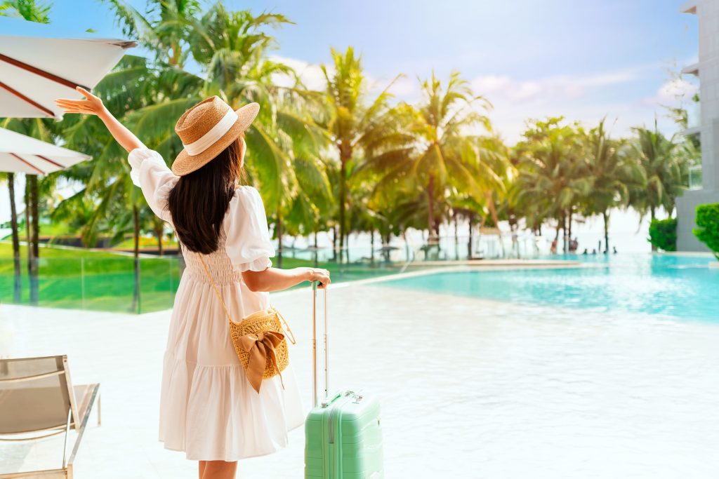 Mujer viajera llegando a un hotel para comenzar sus vacaciones